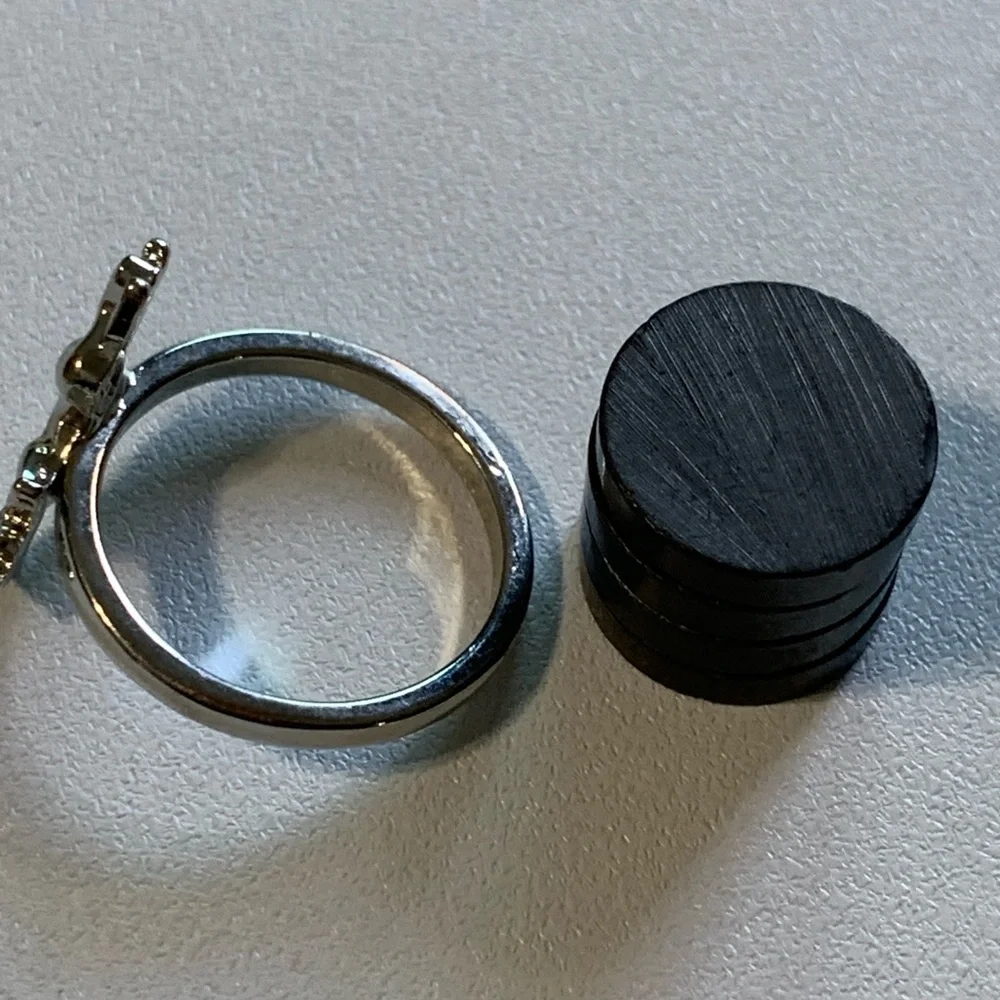 Fierce Silver-Tone Dire Wolf Ring - size 7